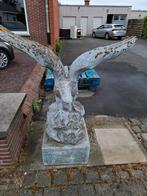 Arend in steen op holle sokkel., Ophalen, Gebruikt, Steen