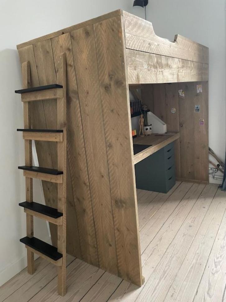 Hoogslaper met bureau in steigerhout, Huis en Inrichting, Slaapkamer | Stapelbedden en Hoogslapers, Zo goed als nieuw, Hoogslaper