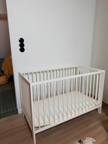 Ikea baby bed + matras, Enlèvement, Comme neuf, Moins de 140 cm, Moins de 70 cm