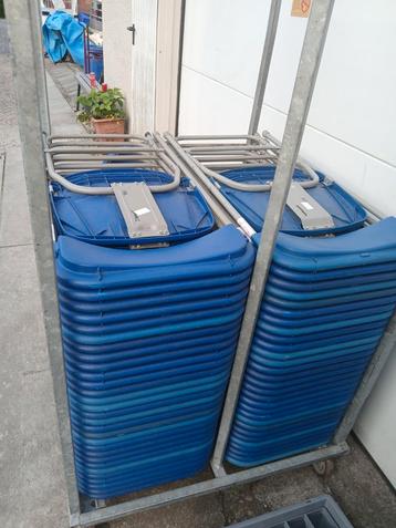 49 klapstoelen  beschikbaar voor biedingen