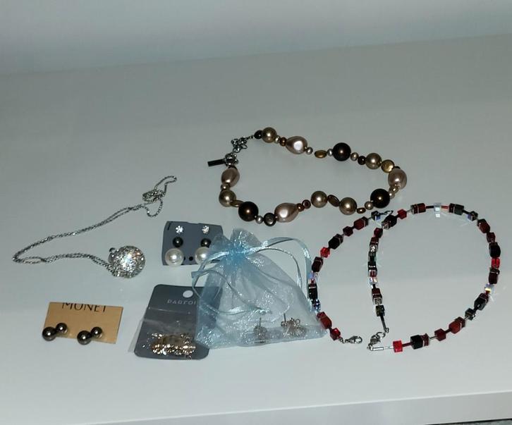 Lot juwelen: Armband, oorbellen, halskettingen., Handtassen en Accessoires, Oorbellen, Zo goed als nieuw, Ophalen