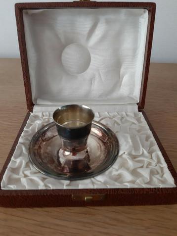 Oud zilveren eierdopje in geschenkdoos beschikbaar voor biedingen