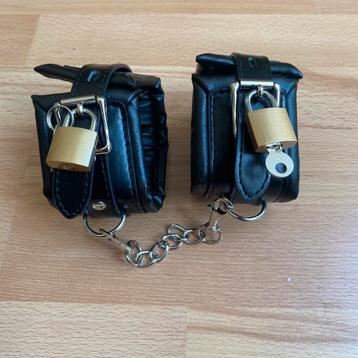 Menotte BDSM Similicuir beschikbaar voor biedingen