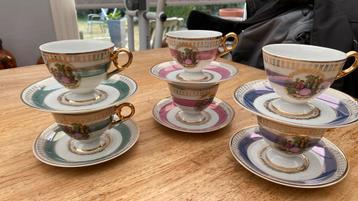 6 antieke kopjes met schoteltjes beschikbaar voor biedingen