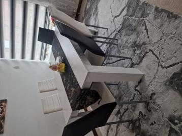 Eet tafel zwart en wit  beschikbaar voor biedingen