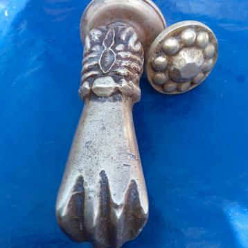 Antieke bronzen dameshand-deurklopper met accessoires.  beschikbaar voor biedingen