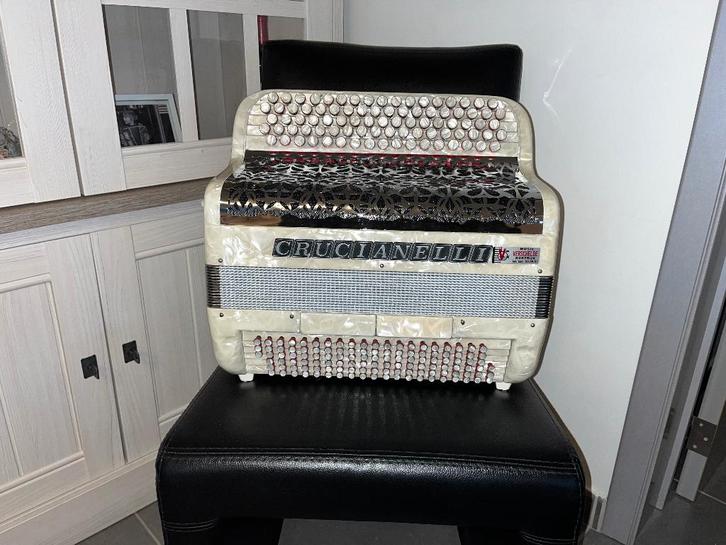 Accordéon Crucianelli en parfait état (voir photos), Musique & Instruments, Accordéons, Comme neuf, Accordéon à boutons, 120 basses