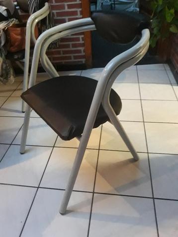 2 chaises de cuisine beschikbaar voor biedingen