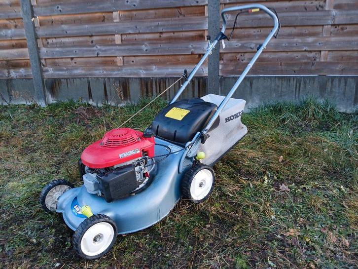 Benzine grasmaaier honda, Tuin en Terras, Grasmaaiers, Zo goed als nieuw, Benzine-grasmaaier, Cirkelmaaier, Opvangzak, Ophalen