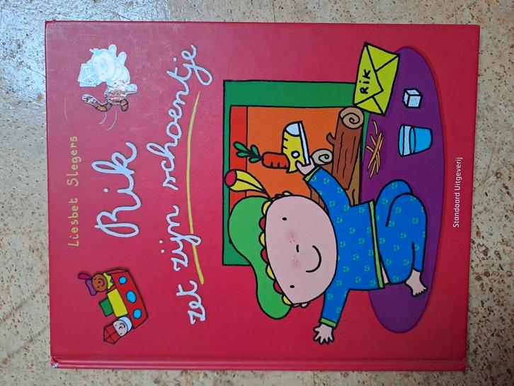 Liesbet Slegers - Rik zet z'n schoentje, Boeken, Kinderboeken | Jeugd | onder 10 jaar, Zo goed als nieuw, Ophalen