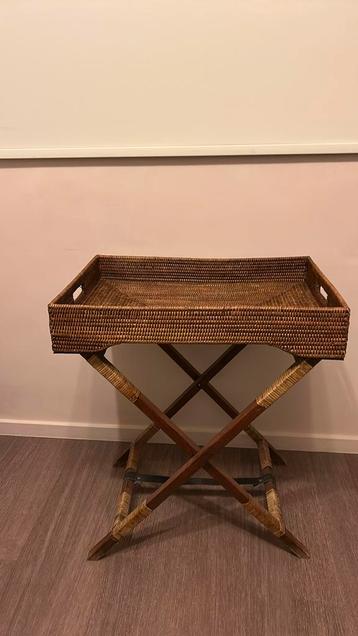 Rotan tafeltje beschikbaar voor biedingen