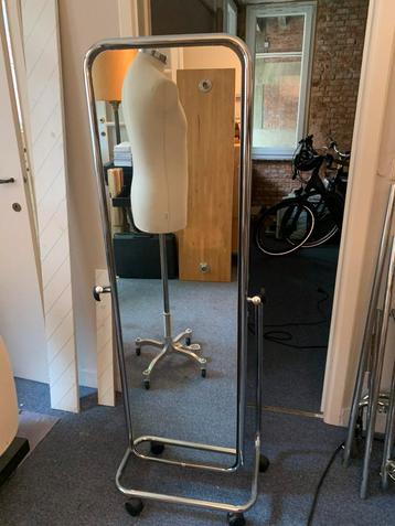 Te koop showroompop, in zeer goede staat. beschikbaar voor biedingen