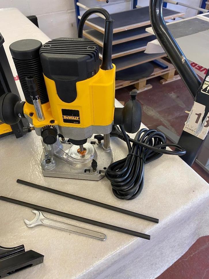 Frees - Bovenfrees Dewalt in koffer, Doe-het-zelf en Bouw, Gereedschap | Freesmachines, Nieuw, Elektrisch, Bovenfrees, Ophalen