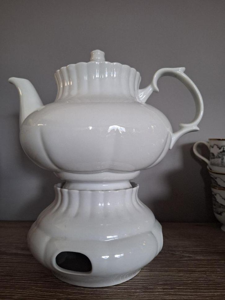 Witte theepot op opwarmer, Maison & Meubles, Cuisine | Vaisselle, Comme neuf, Autres types, Uni, Porcelaine, Enlèvement