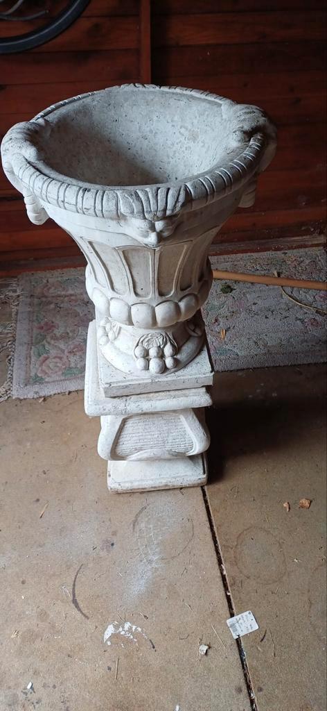 Klassieke plantenbak op sokkel, Tuin en Terras, Bloembakken en Plantenbakken, Gebruikt, Beton, Binnen, Tuin, Ophalen