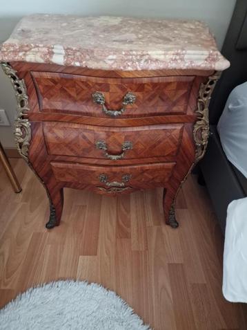 Set van 2 Louis XV-stijl nachtkastjes met marmeren blad beschikbaar voor biedingen