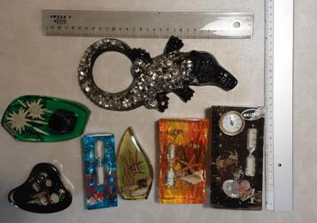 Vintage 1960's in hars gegoten souvenirs beschikbaar voor biedingen