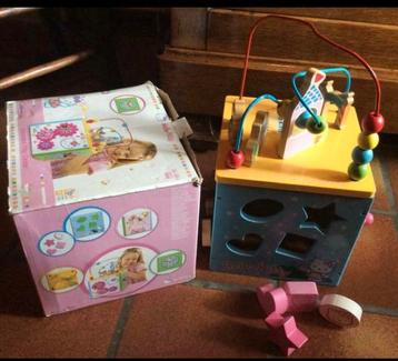 Houten Hello Kitty speelbox met allerlei activiteiten.