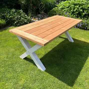 Tables de jardin Douglas avec pieds blancs disponible aux enchères