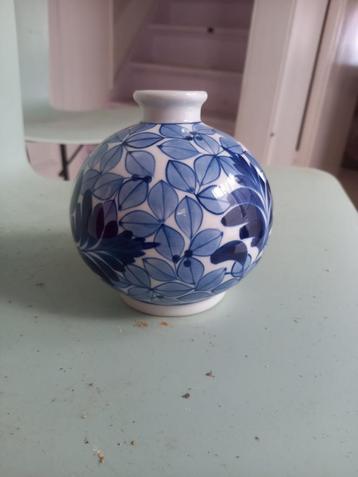 blauw / wit vaasje beschikbaar voor biedingen