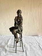 Bronzen beeld vrouw op stoel, Enlèvement
