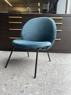 Lounge chair Hubsch in petrolblauw - met mat zwarte poten, Huis en Inrichting, Stoelen, Blauw, Vier, Modern, Gebruikt