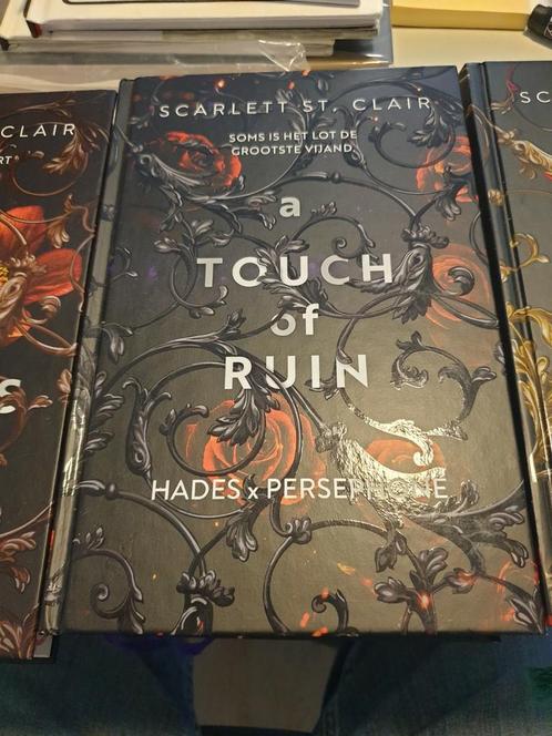 Scarlett St. Clair - A touch of ruin DEEL 2 hardcover  NL, Boeken, Fantasy, Zo goed als nieuw, Ophalen of Verzenden