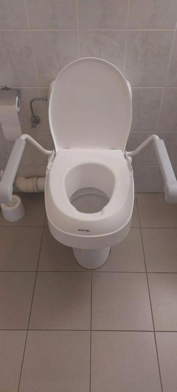 Siège de toilette Aquatec 900 avec accoudoirs