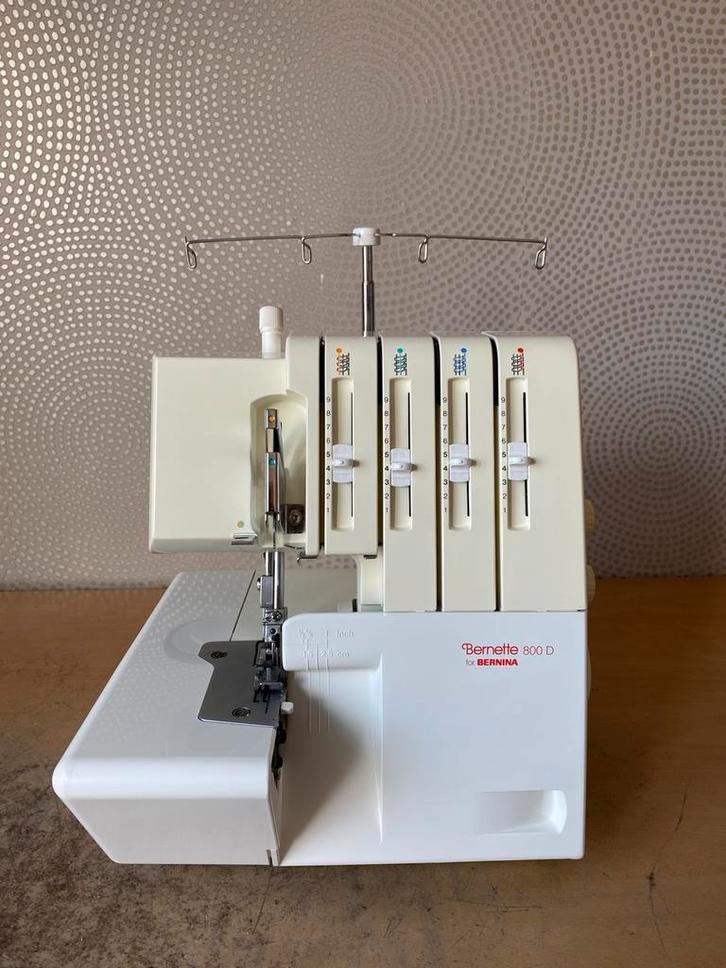 LOCKMACHINE BERNINA 800D 2/3/4 DRAADS IN NETTE STAAT, Hobby en Vrije tijd, Naaimachines en Toebehoren, Zo goed als nieuw, Lockmachine