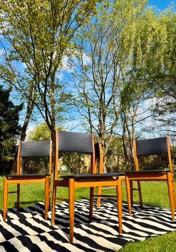 Set vintage stoelen beschikbaar voor biedingen