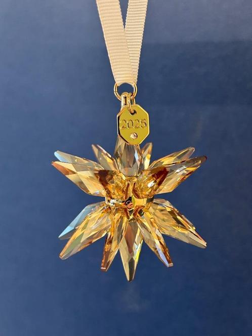 Swarovski Kerst 3D Ornament Festive 2025, gouden 3D ster., Verzamelen, Swarovski, Nieuw, Figuurtje, Ophalen of Verzenden