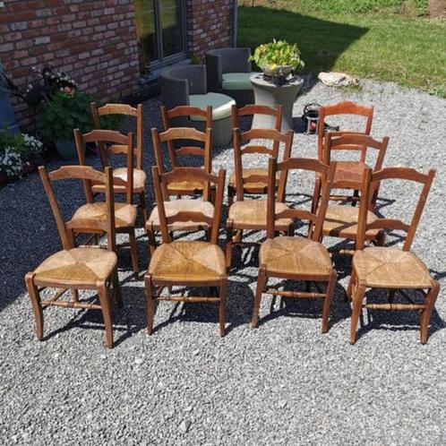 Anciennes chaises de l'abbaye de Maredsous, Antiquités & Art, Antiquités | Meubles | Chaises & Canapés, Enlèvement