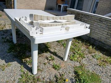 Feesttafel beschikbaar voor biedingen