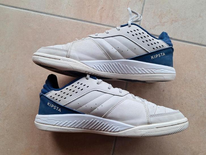 Paar basketbalschoenen Eskudo 500 Futsal beige en blauw 42, Sport en Fitness, Voetbal, Gebruikt, Schoenen, Ophalen of Verzenden
