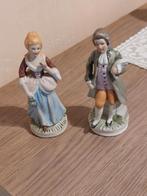2 decoratieve beeldjes van een Victoriaans, hofmakend stel, Verzamelen, Verzenden, Zo goed als nieuw, Mens