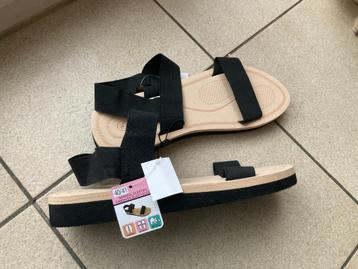 Nieuwe zwarte sandalen - maat 40 /41 beschikbaar voor biedingen