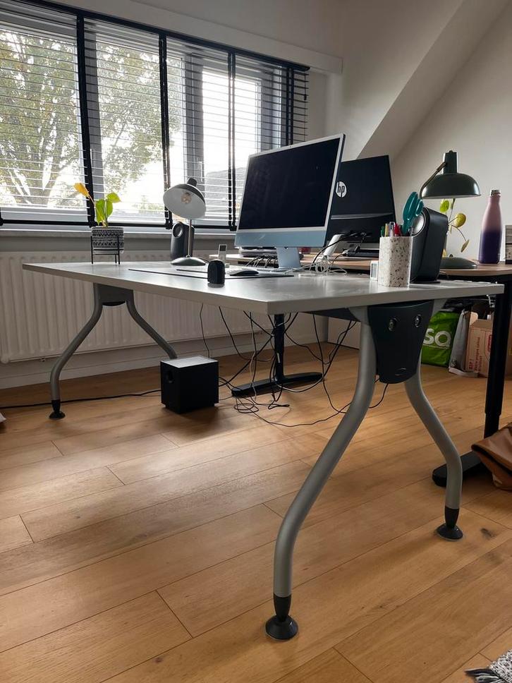 Donkergrijze bureau van zeer degelijke kwaliteit (1m80), Huis en Inrichting, Bureaus, Gebruikt, Bureau, Ophalen