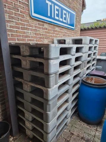 kunststof pallet beschikbaar voor biedingen