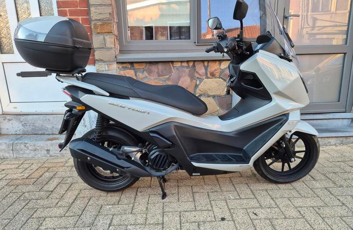 KYMCO SKYTOWN 125, Fietsen en Brommers, Scooters | Kymco, Zo goed als nieuw, Ophalen