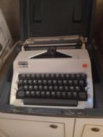 Oude handmatige typemachine van merk Olympia., Gebruikt, Ophalen of Verzenden