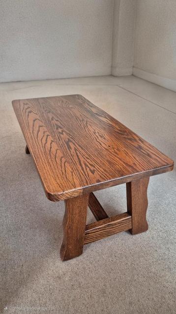 Tafel in de woonkamer beschikbaar voor biedingen