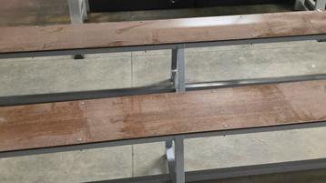 Lange zitbanken beschikbaar voor biedingen