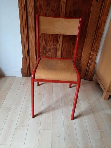 Vintage schoolstoel beschikbaar voor biedingen