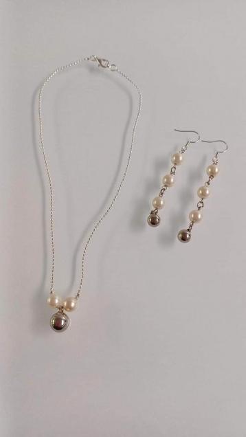 Juwelenset: ketting met bijpassende oorbellen.
