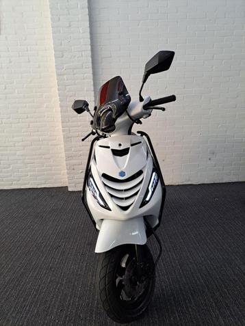 Piaggio Zip 4T Scooter Glans Wit ALPHA LED (B-Klasse) beschikbaar voor biedingen