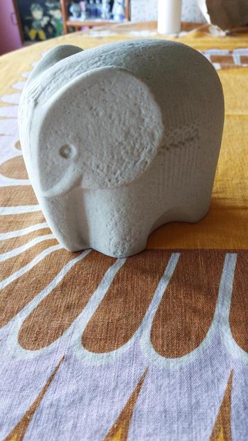 Statue en pierre Elephant Stone Belgium beschikbaar voor biedingen