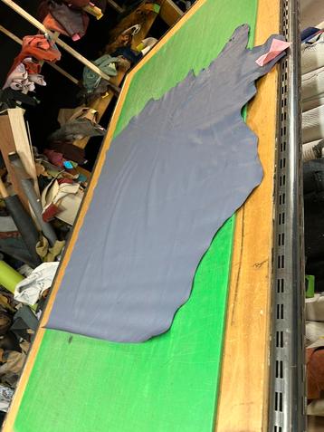 Lavendel kleur leer lap 1.5 mm dikte soepel en stevig beschikbaar voor biedingen