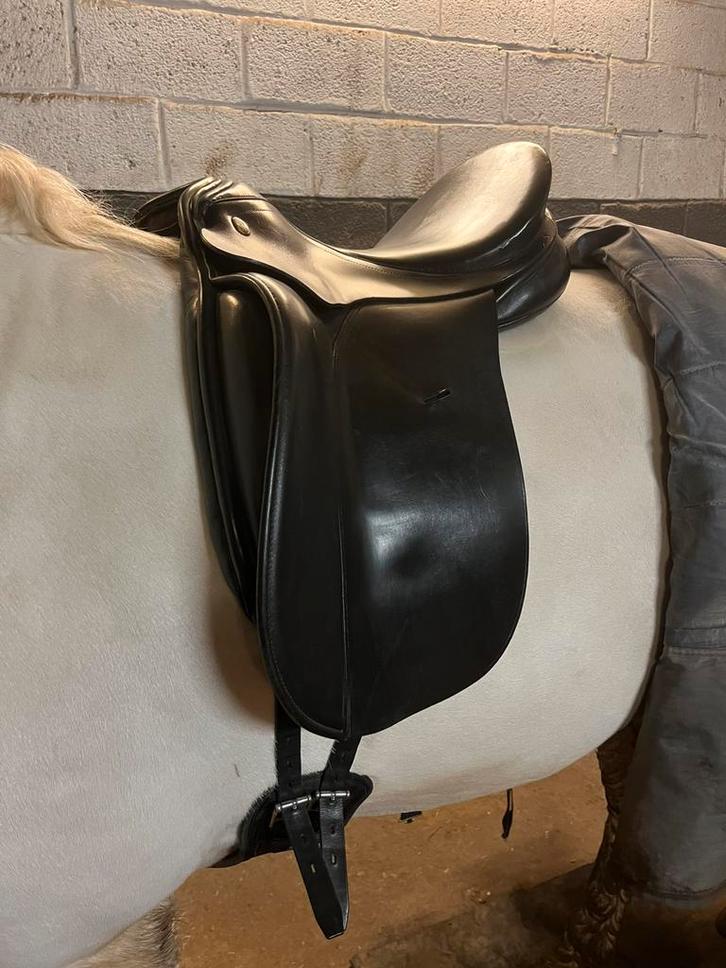 KN dressuurzadel, Dieren en Toebehoren, Paarden en Pony's | Zadels, Zo goed als nieuw, Ophalen