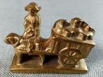 Koperen miniatuur, vrouw met hond die melkkar trekt, Ophalen of Verzenden