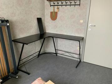 Hoekbureau zwart beschikbaar voor biedingen